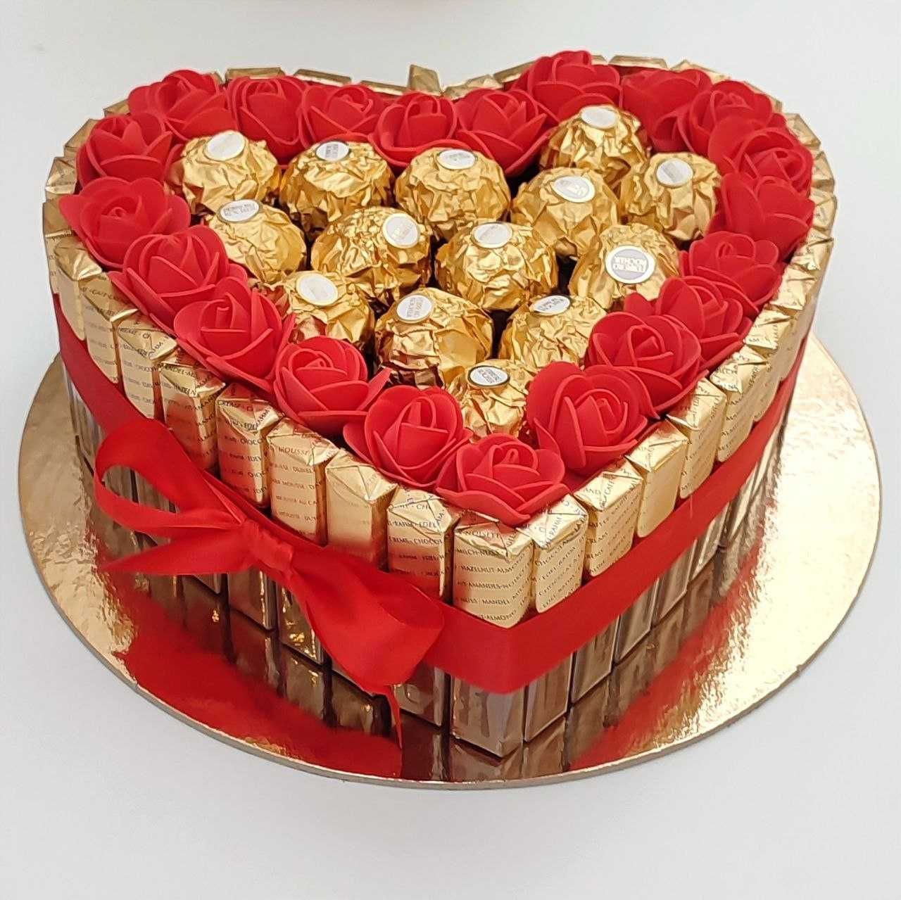 Tort ze słodyczy Ferrero, Merci, róże. Serce. Prezent na 35 Urodziny
