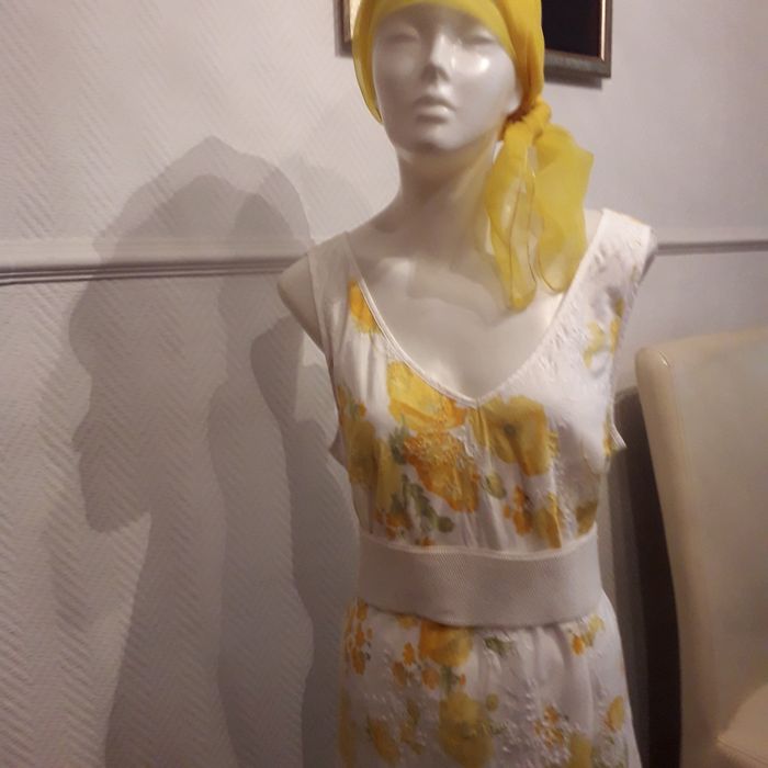 Letnia sukienka z bawełny z haftem