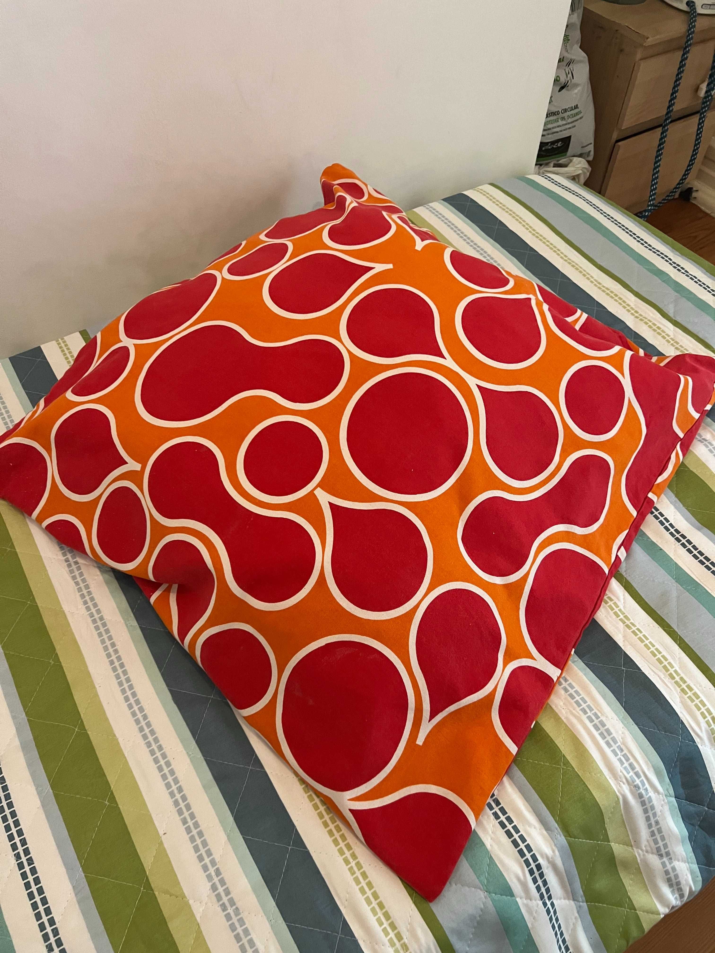 Venda de almofada vermelha e laranja 70x70cm
