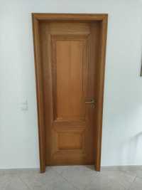 Vende-se porta de madeira