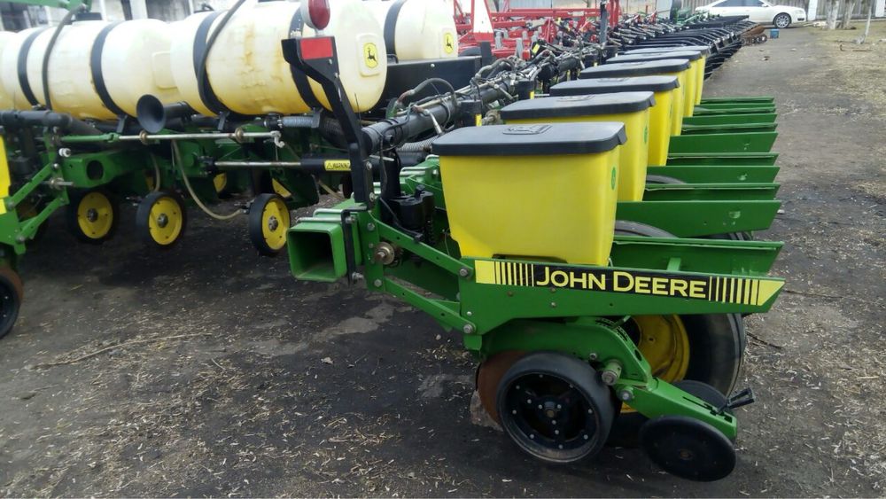 Сівалка з рідкими добривами John Deere 7200 16 рядна