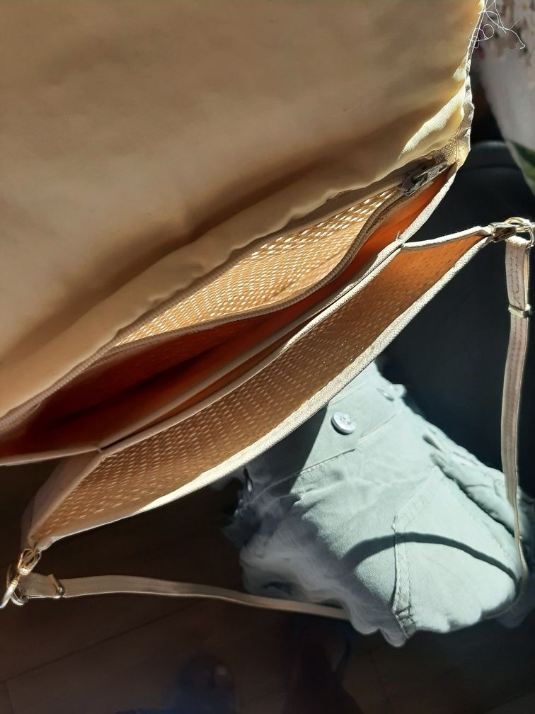 Pleciona beżowa mała torebka z paskiem