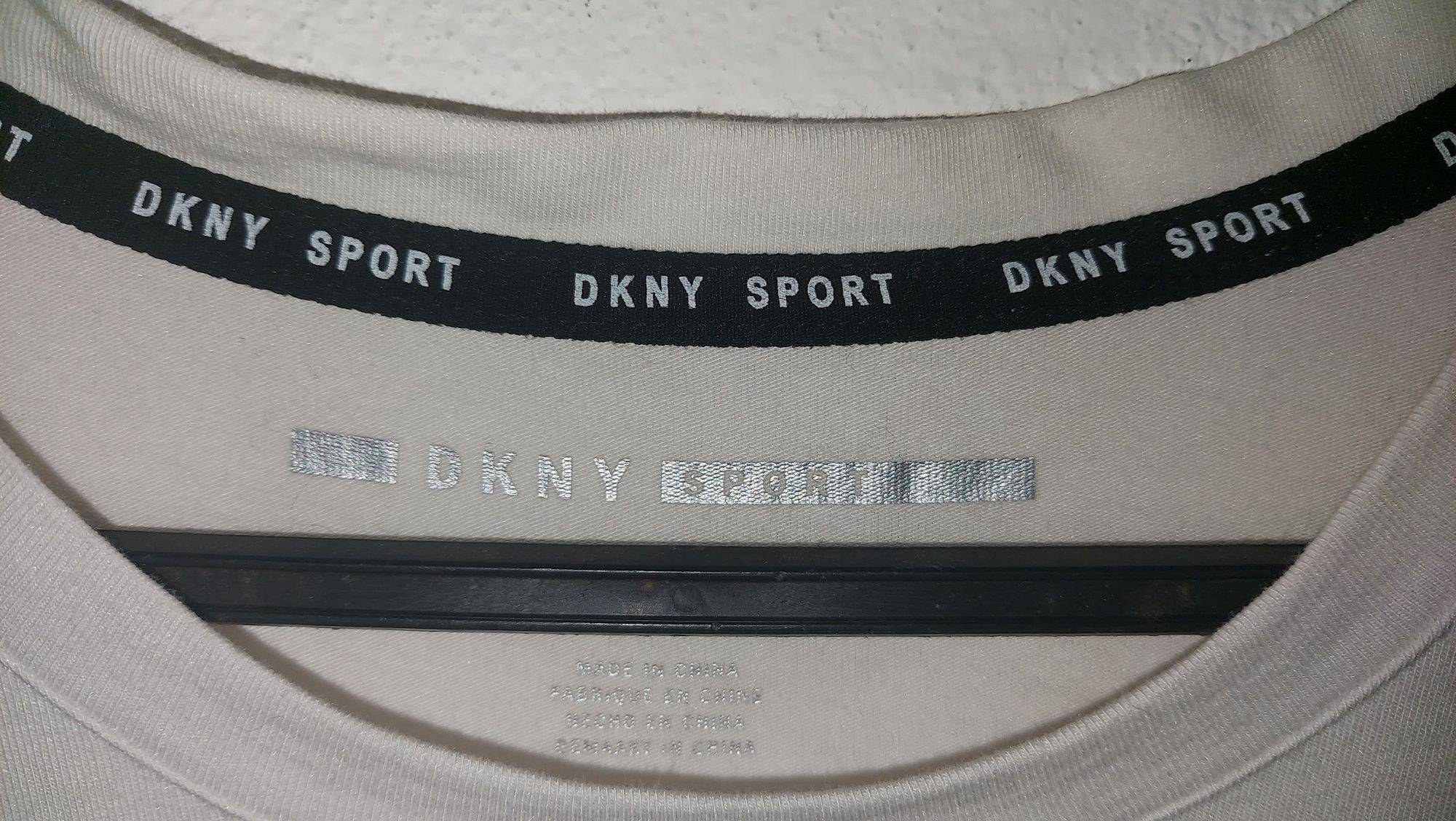 1 t-shirt DKNY tamanho L - a preta já nâo está disponível