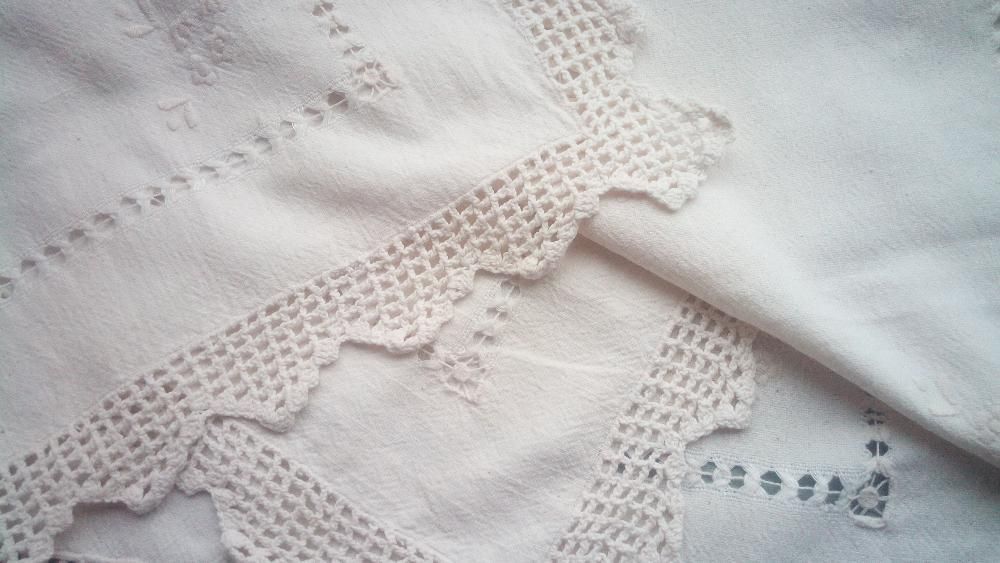 Toalha de linho bordada.