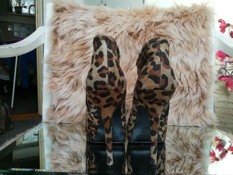 Kozaczki, botki, szpilki panterka roz 39.