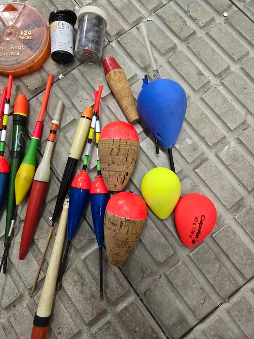 Lote de varias boias de pesca