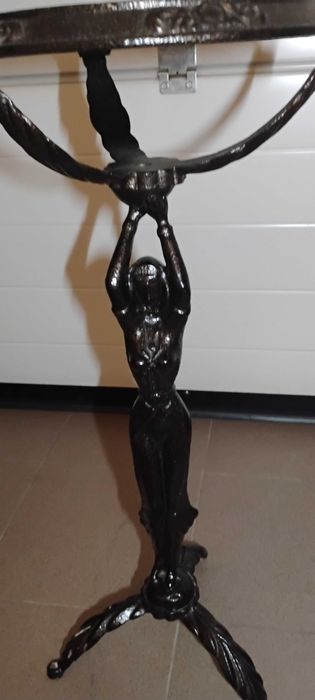 Sprzedam kwietnik stojący.