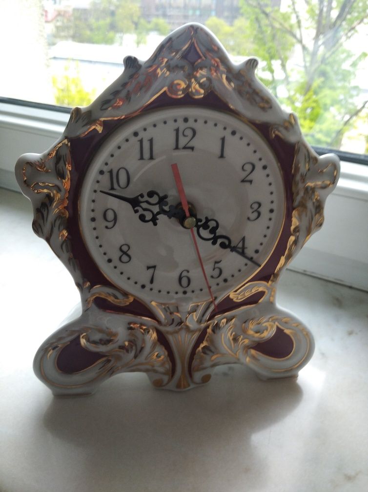 Zegar stojący z porcelany