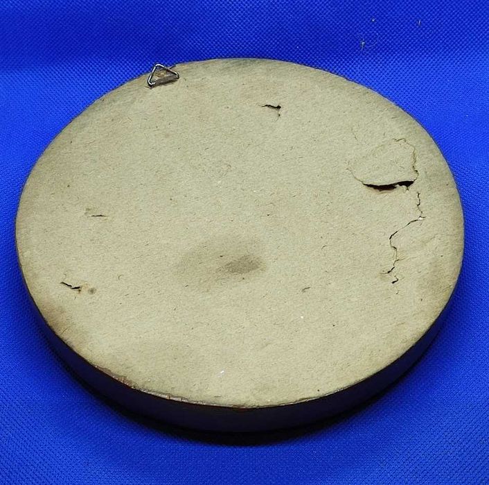 Quadro religioso antigo em seda com menina em adoração