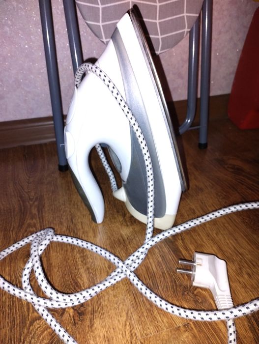 Праска та прасувальна дошка утюг