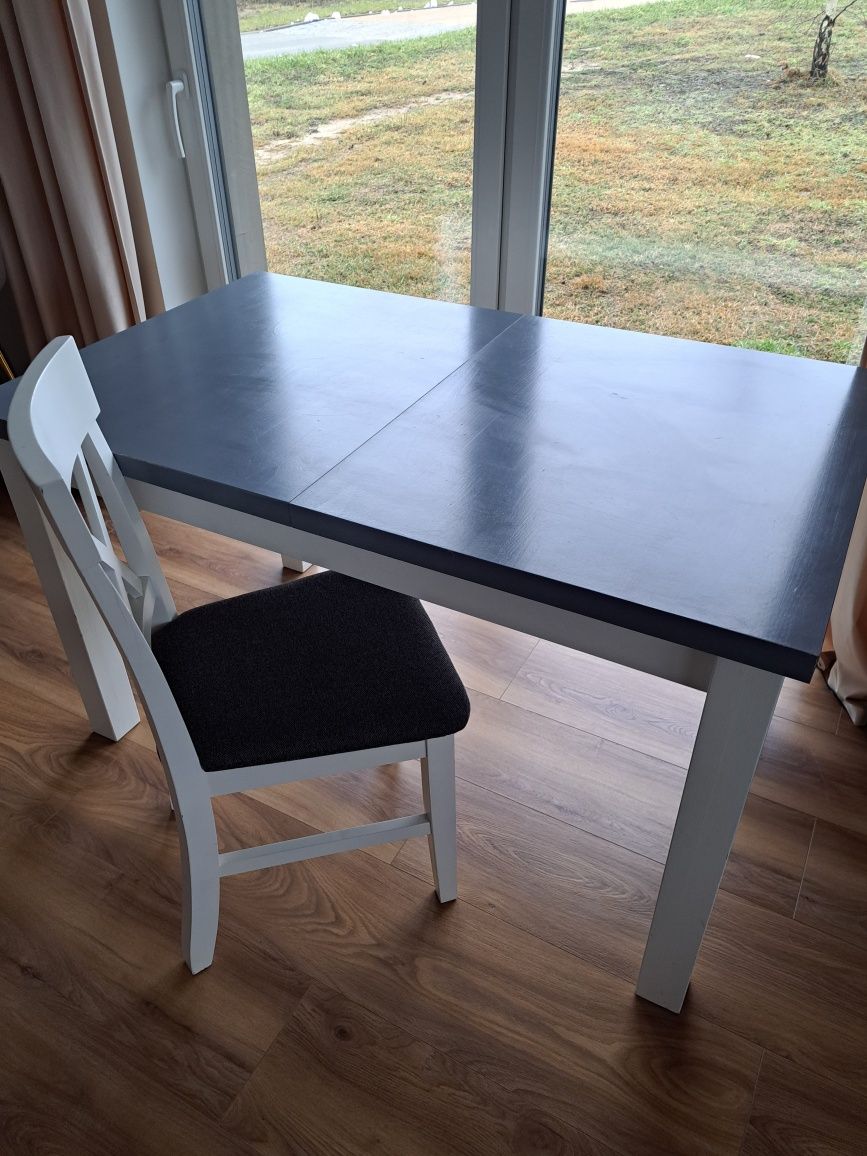 Piękny biało szary stół i 4 krzesła