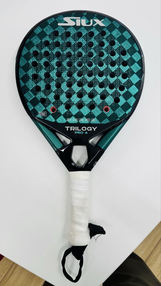 Raquete Siux Trilogy Pro 4 + Saco