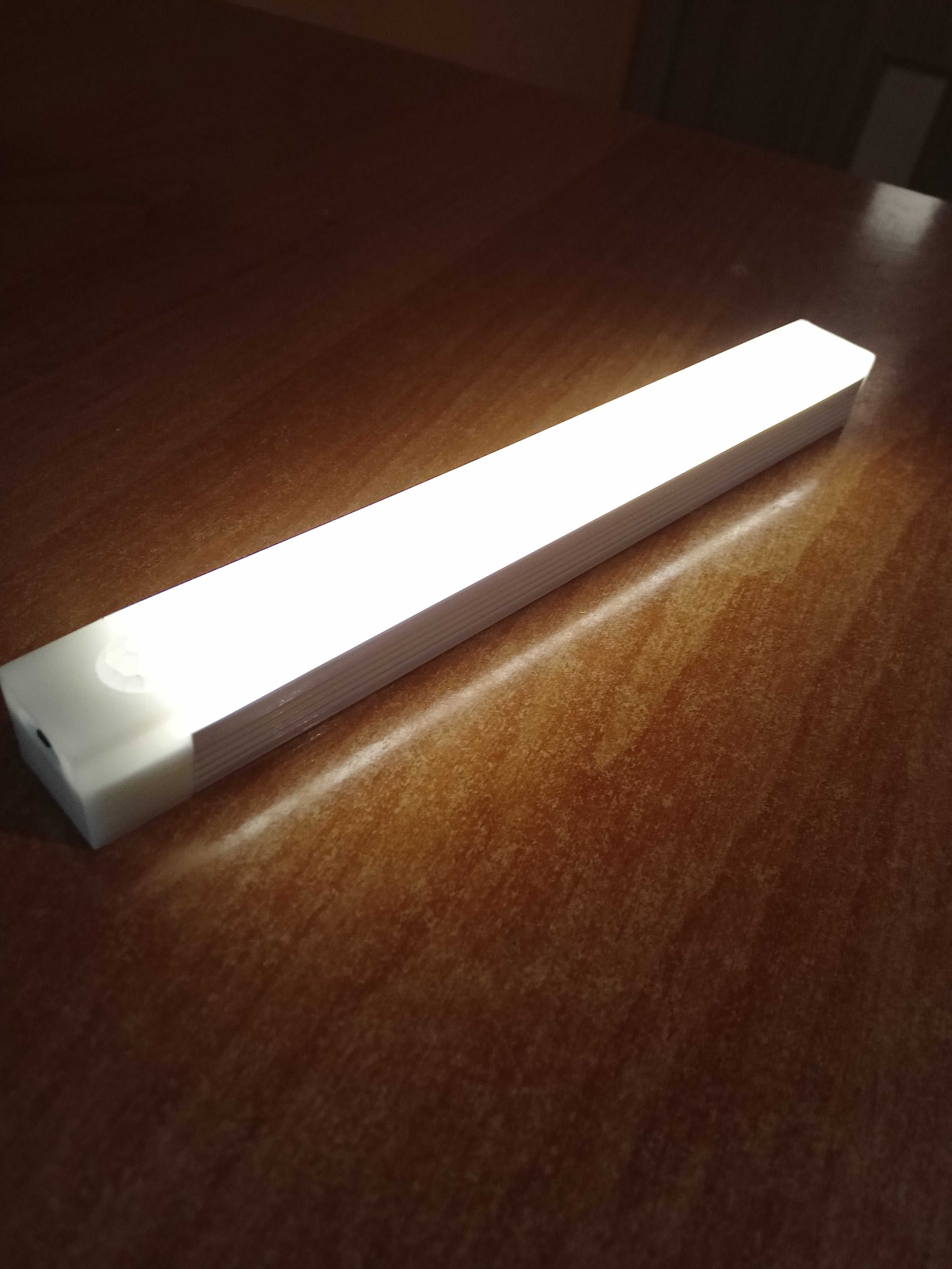 Lampka LED z czujnikiem ruchu, nowa, 20 cm długości. Ładowarka USB.