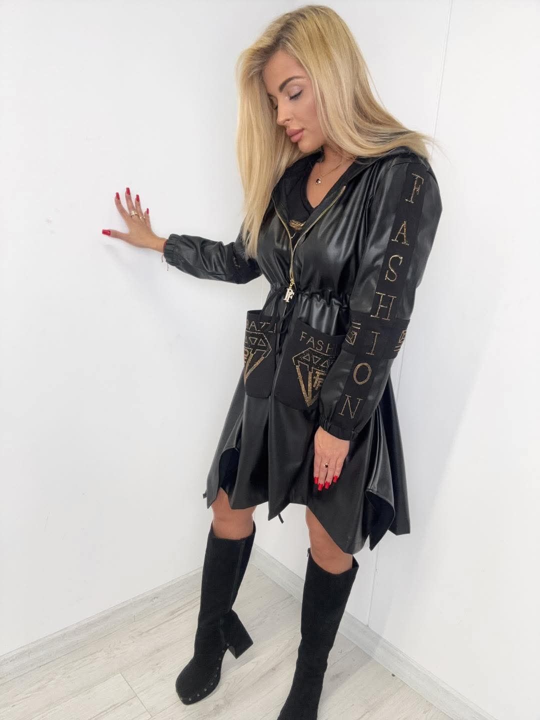Piękny płaszcz Eco skóra logo paparazzi fashion