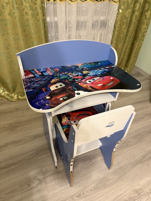 Шкільна парта зі стільцем