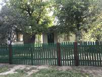 Будинок з літньою кухнею, підвалом та сараєм.