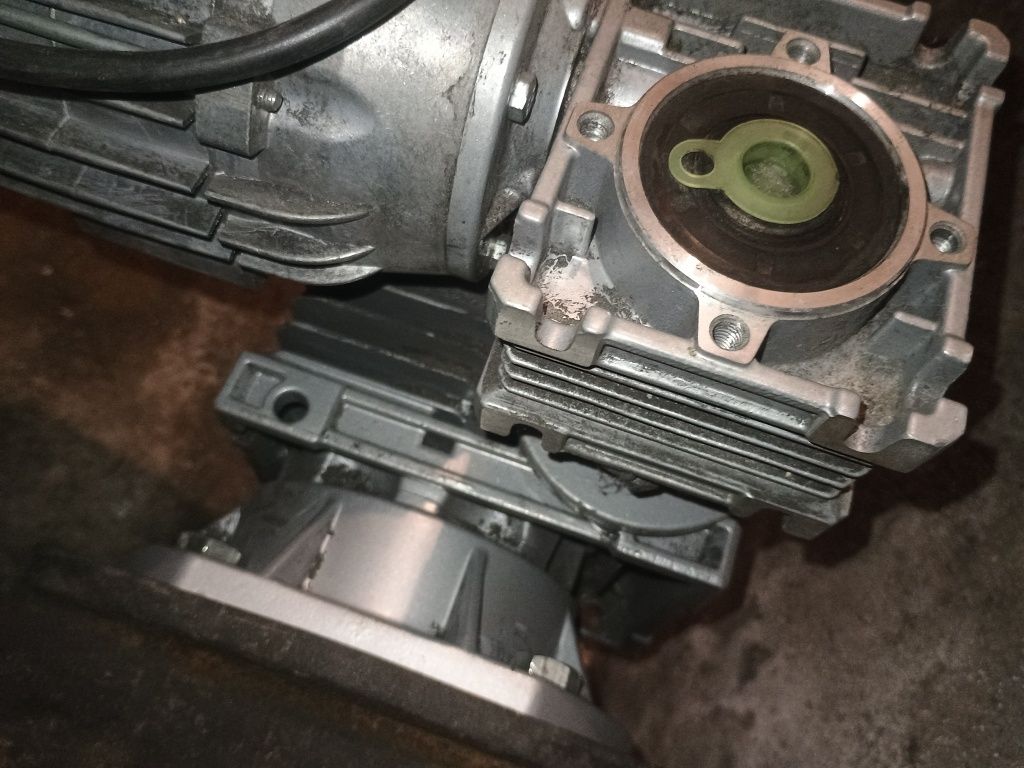 Kompletny podajnik retortowy do pieca ślimak motoreduktor dmuchawa