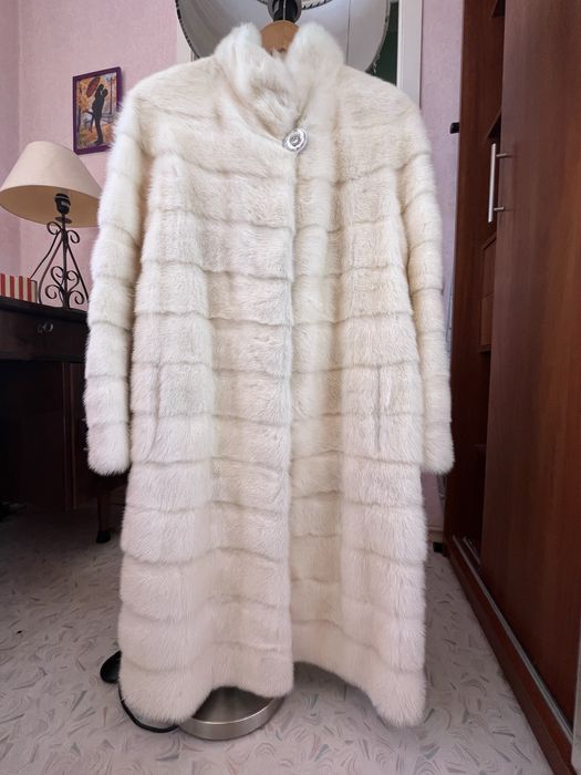 Норкова шуба молочного кольору