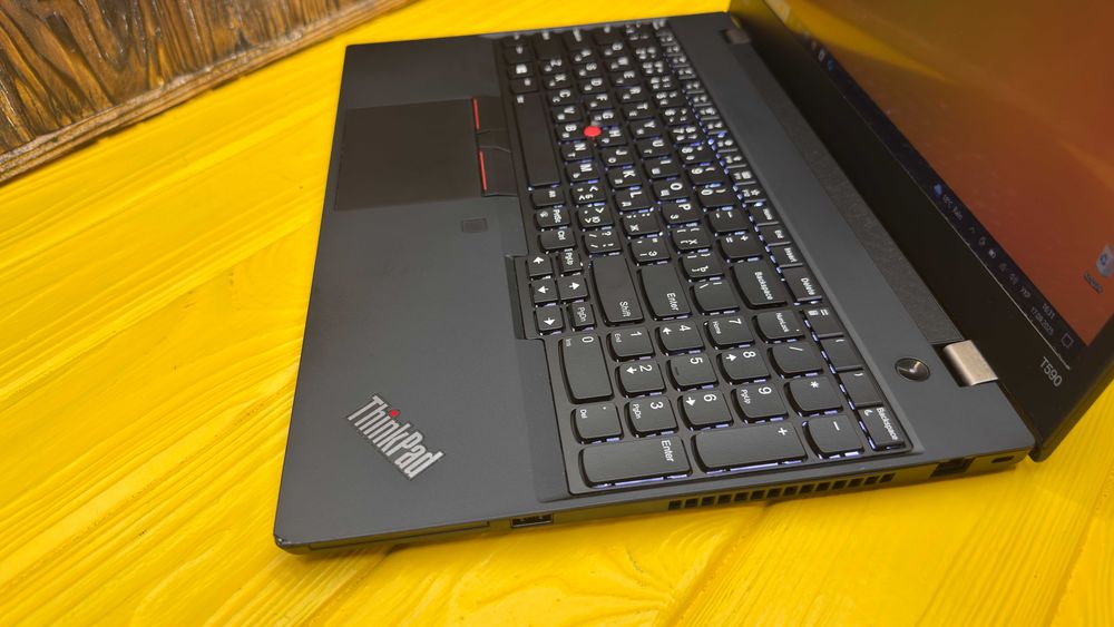 Потужний Офісний Ноутбук з Сенсорним Екраном Lenovo Thinkpad T590
