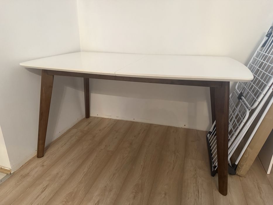 Używany stół biały