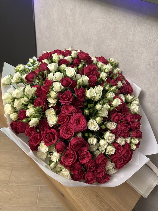 Букет квітів кущові троянди