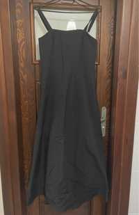 Długa czarna sukienka rozkloszowana