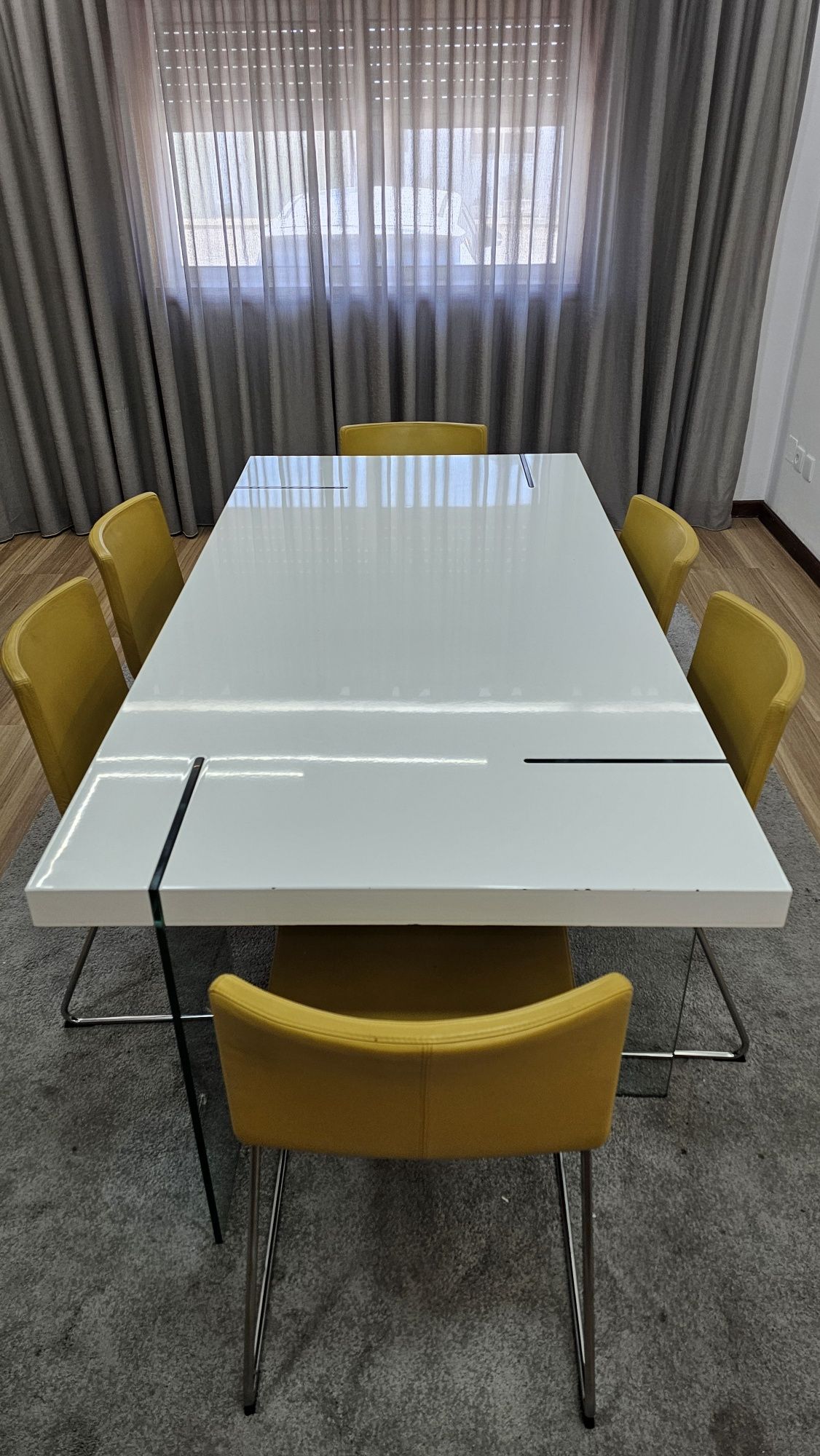 Conjunto de mesa e 6 cadeiras