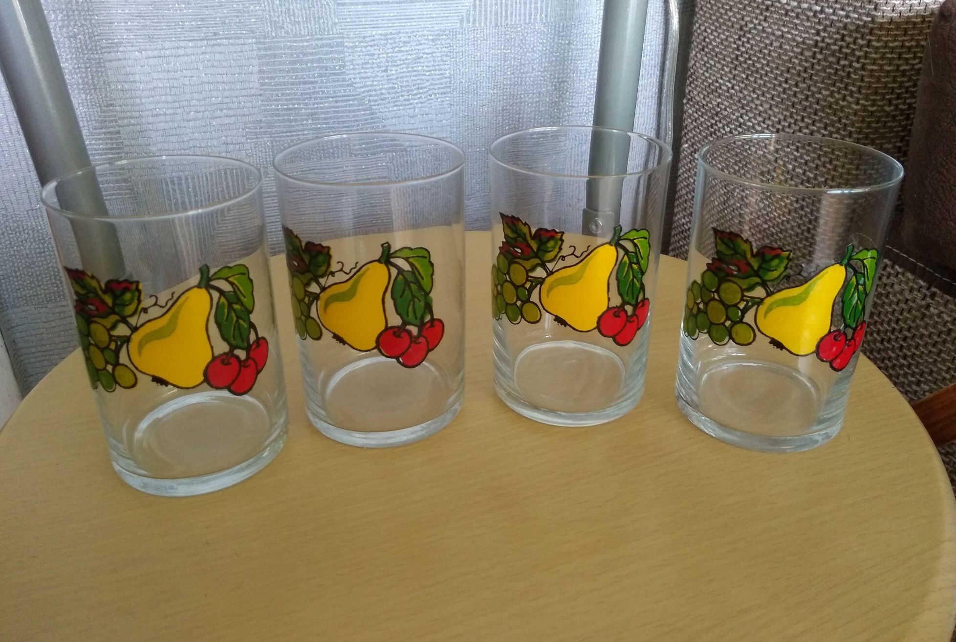 PRL 4 szklanki z kolorowym wzorem