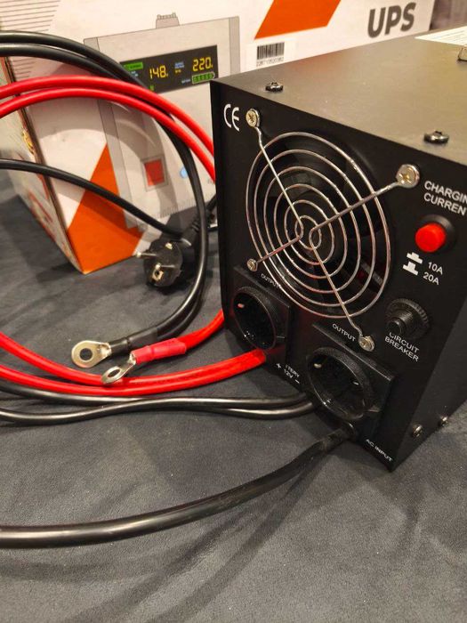 ИБП/Инвертор с зарядкой LogicPower (12V/700W). Новый