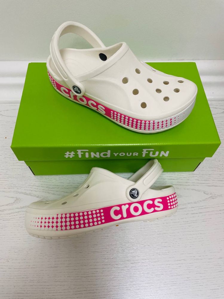 Кроксы ЛОГО белые/чёрные Crocs bayaband logo motion