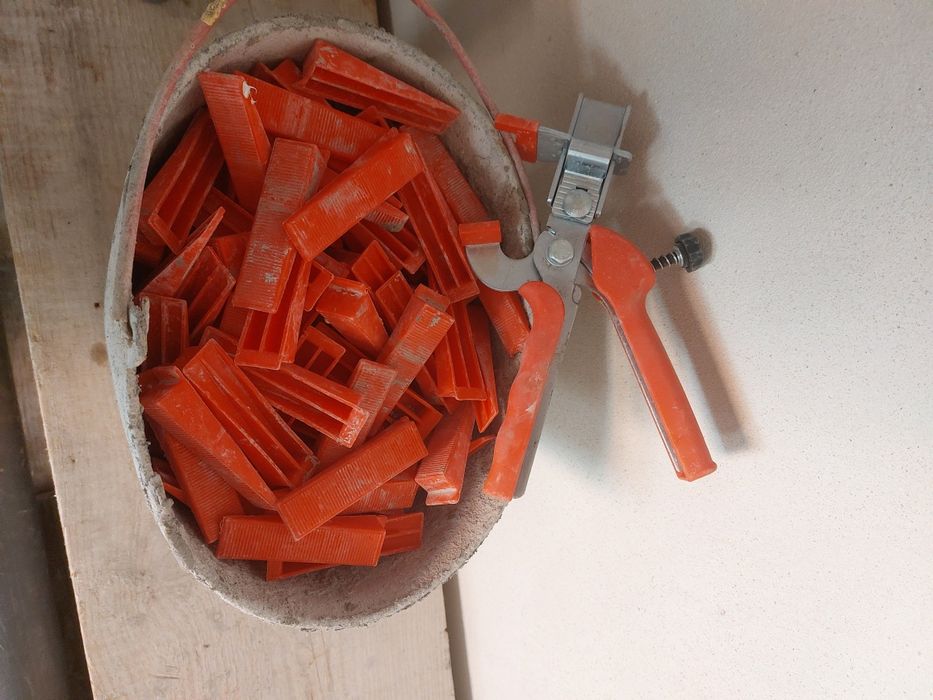 Cunhas e alicate para niveladores