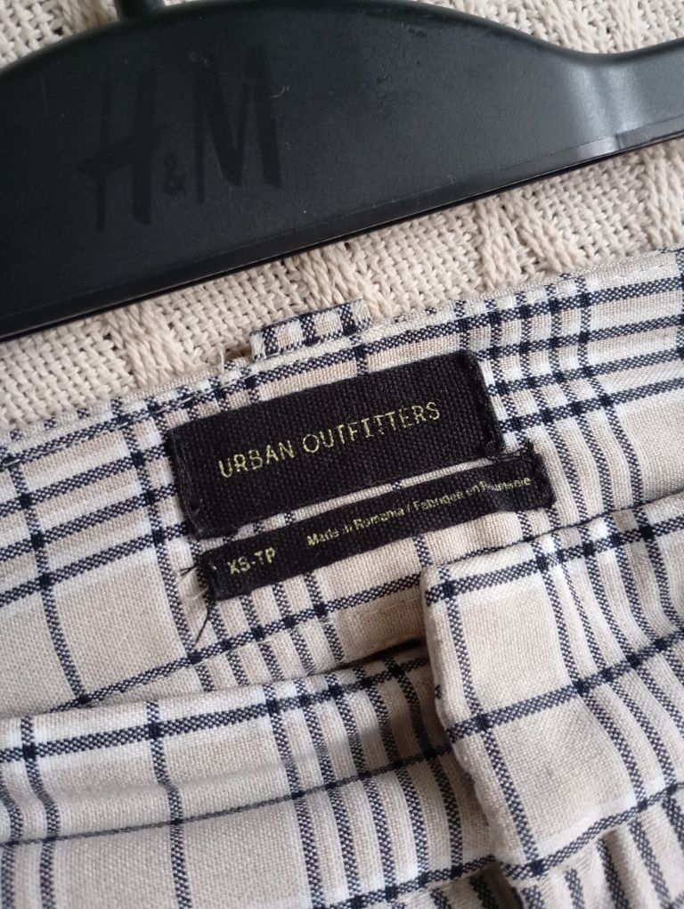 URBAN OUTFITTERS Eleganckie joggery XS w kratę w użytkowym stylu