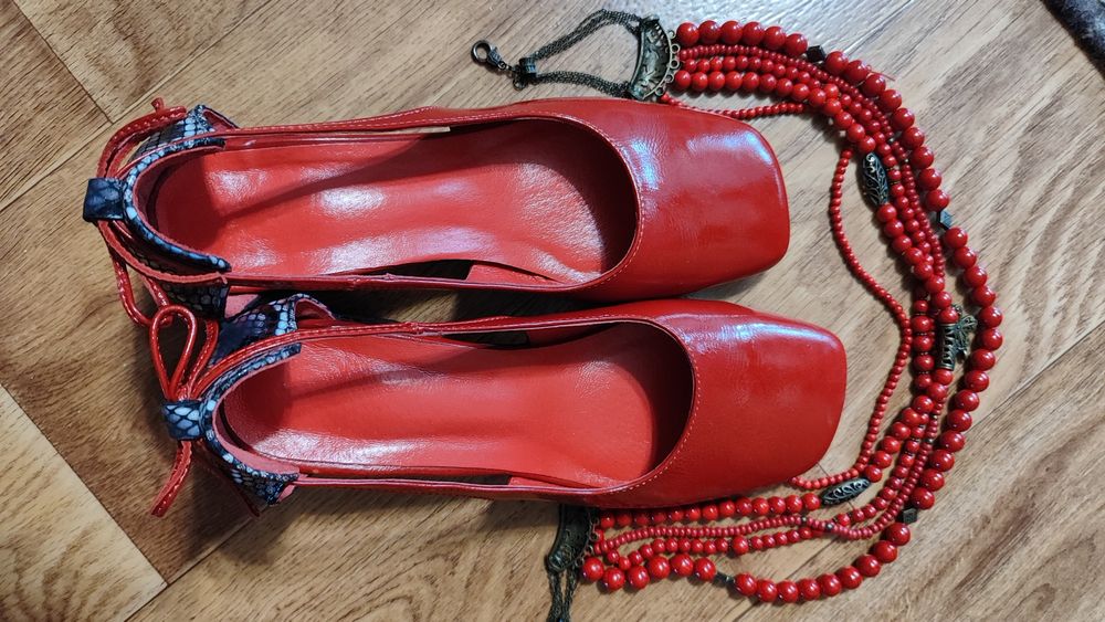 Туфлі червоні лакові