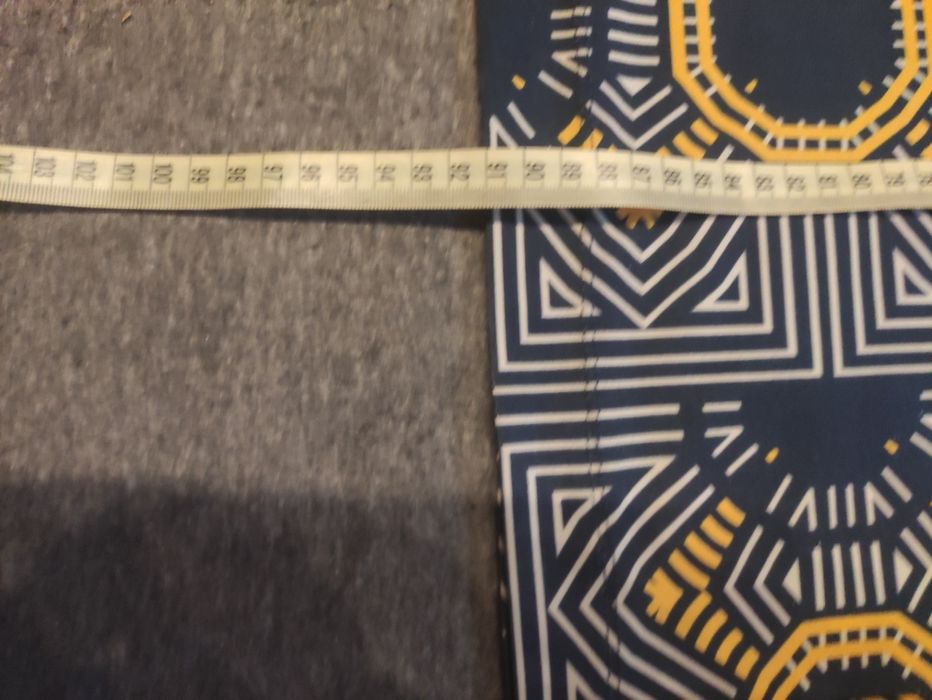 Sukienka w geometryczne wzory Quiosque 38