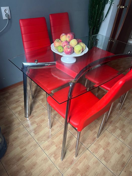 Кухонний стіл і стільці