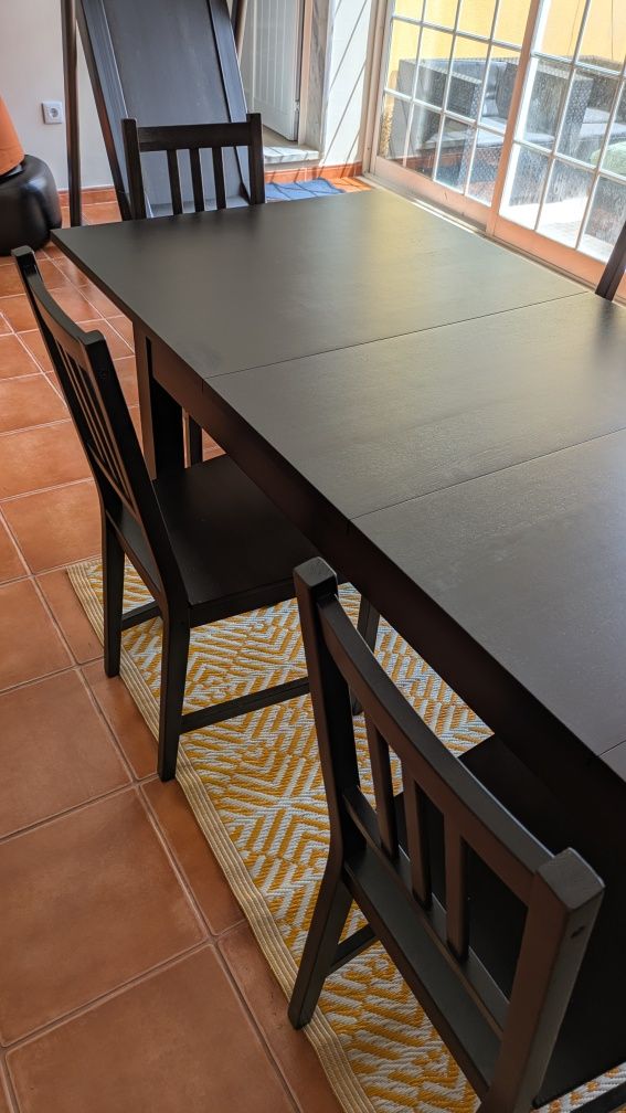 Conjunto de mesa e 6 cadeiras