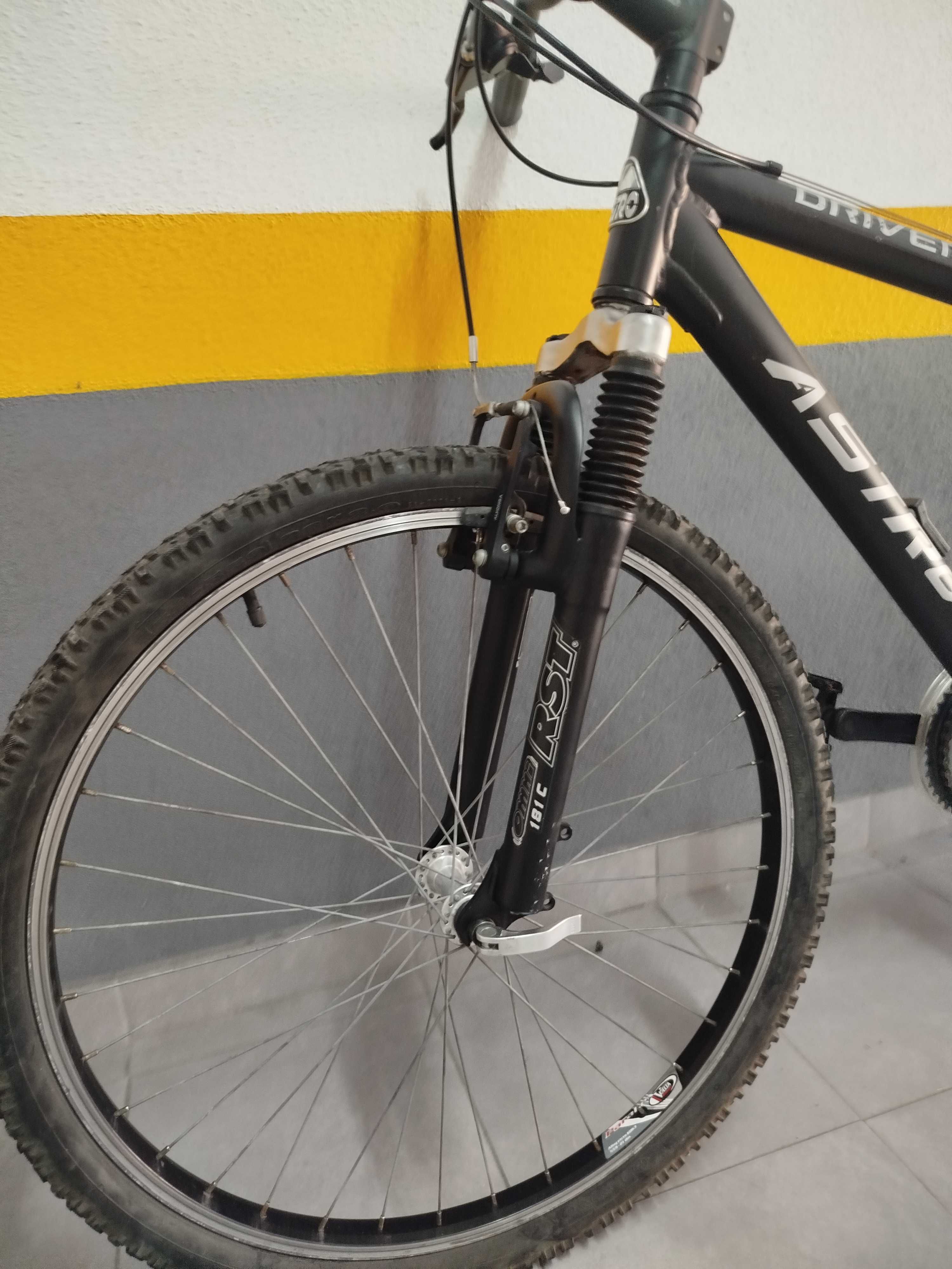 Bicicleta Astro montanha (MTB) com um aro de 26 polegadas.
