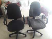 2 Cadeiras de Escritório Giratórias, cor preta.