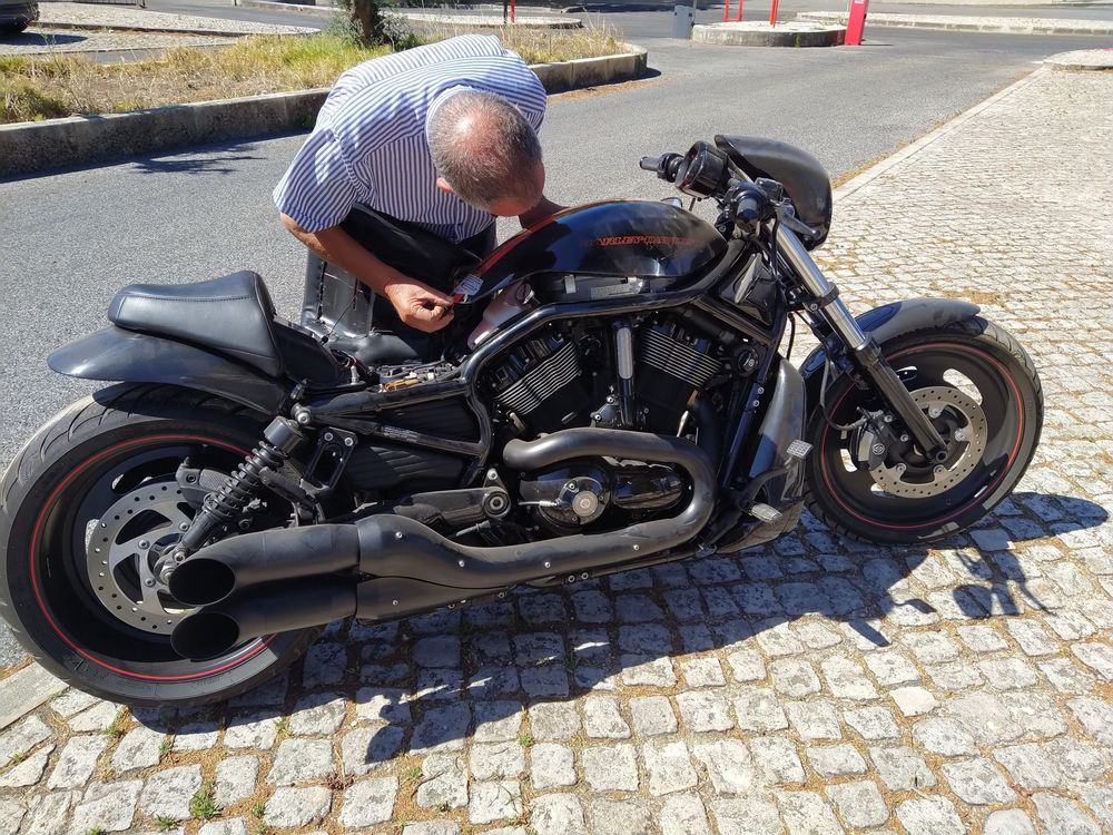 Harley Davison V Road fabricada e desenhada pela Posche