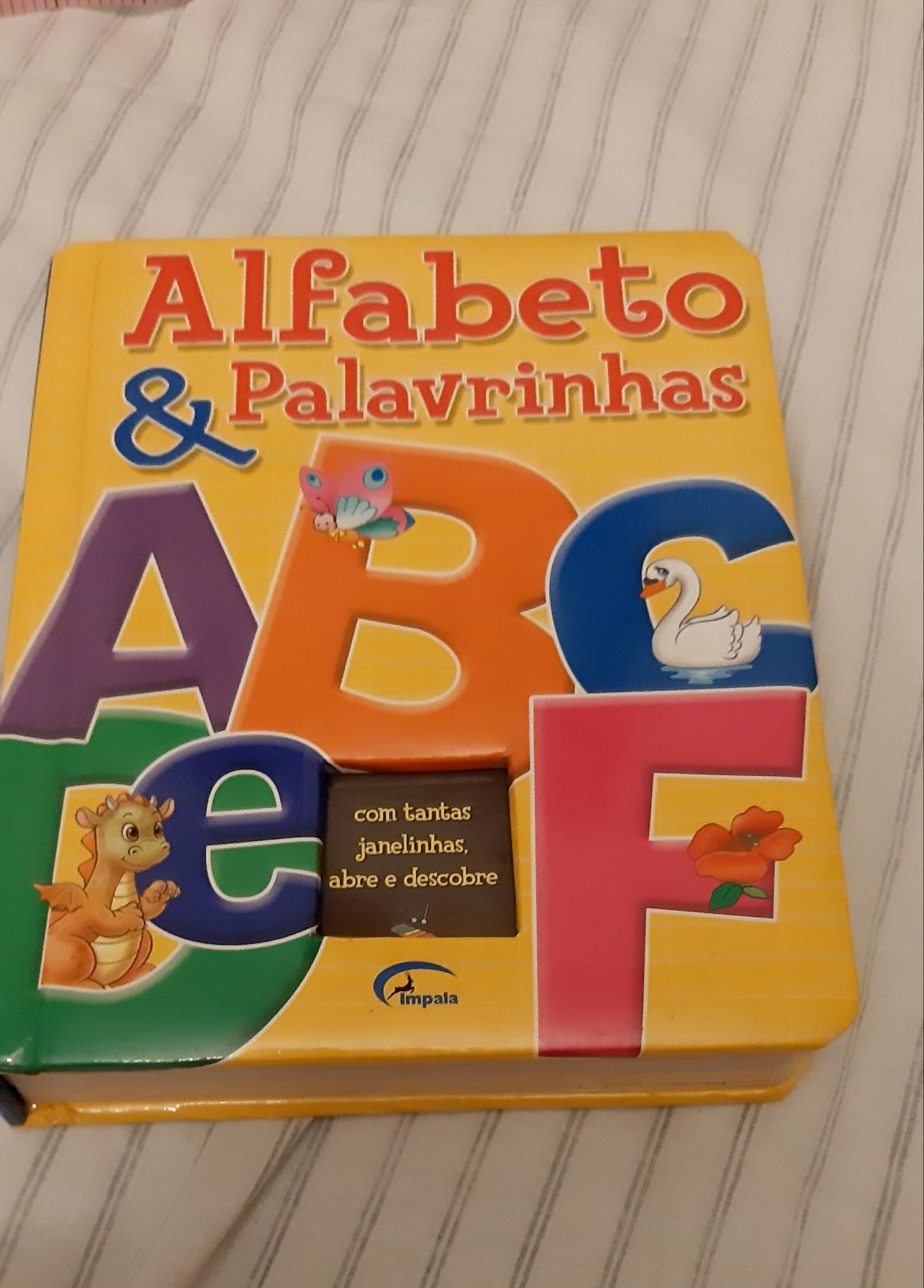 Livro com o alfabeto