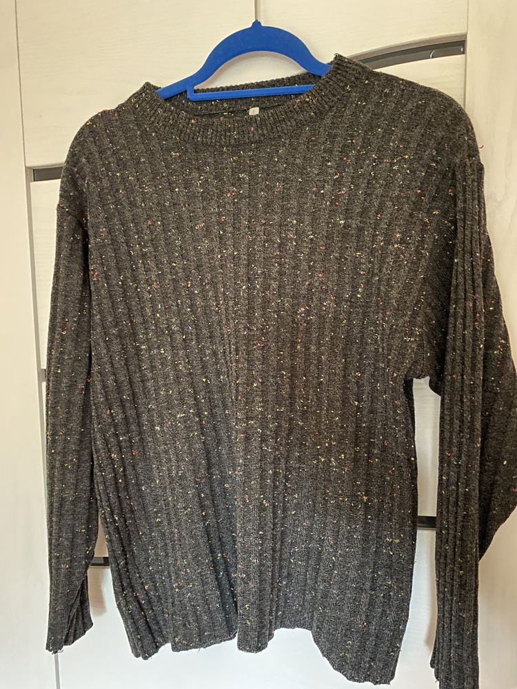 Sweter w kropki kolorowe