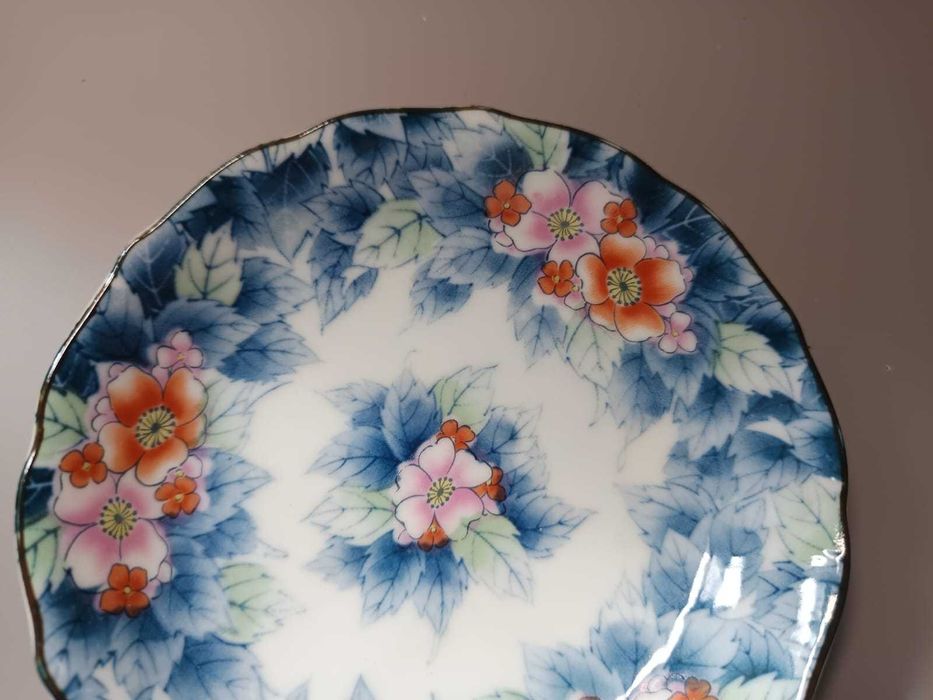 Prato em Porcelana Japonesa – Arita-yaki | Motivo Floral Azul & Coral