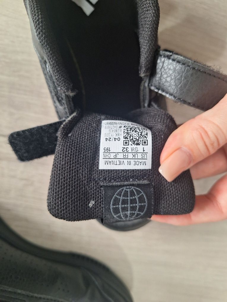 Кросівки adidas 32