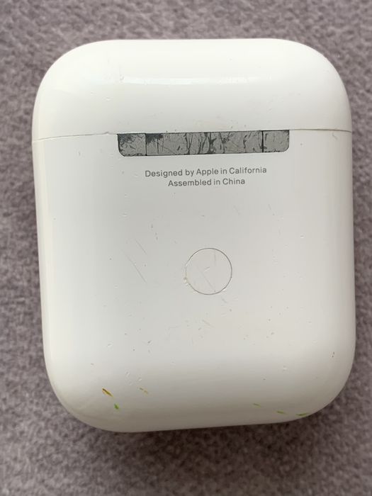 Продам кейс  для блютуз зарядки наушников  airpods Б/У