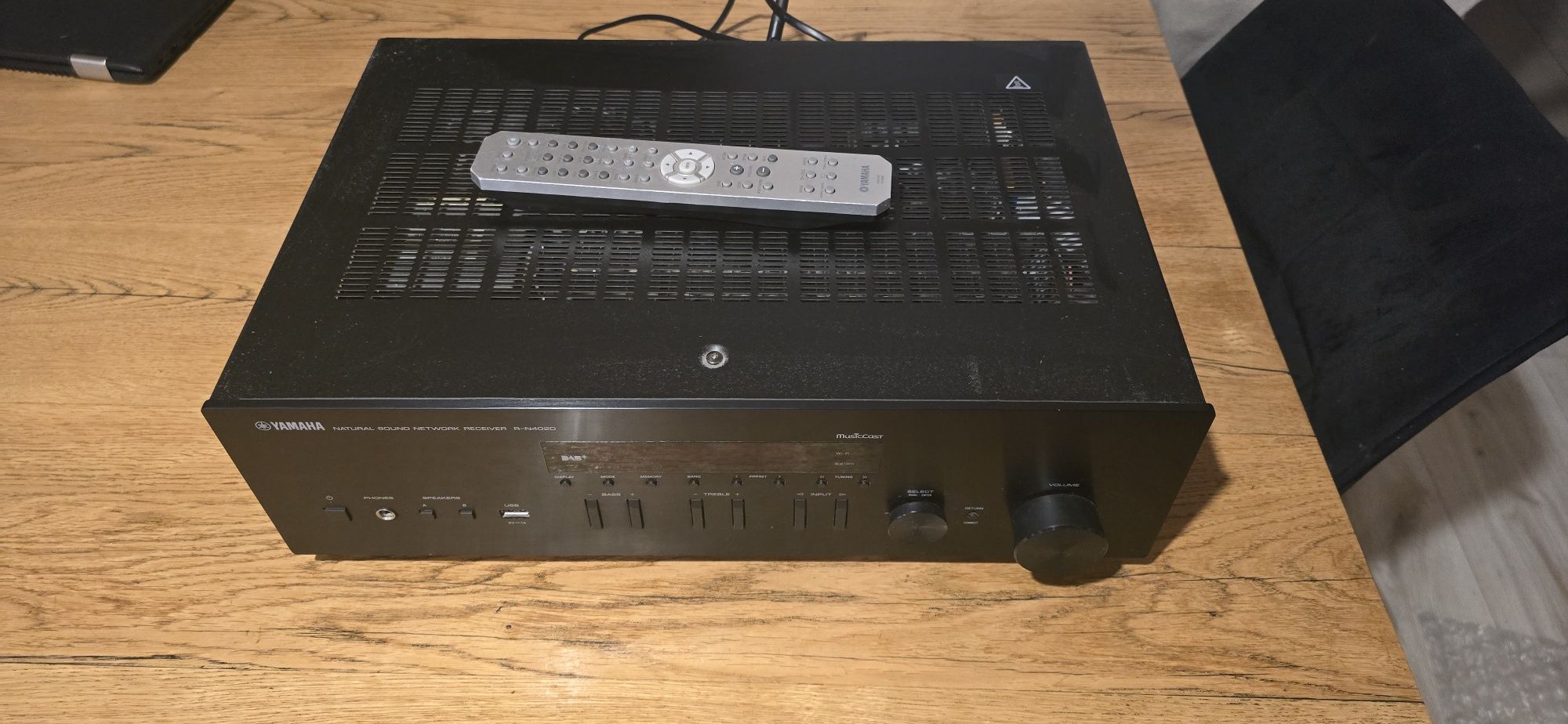 Yamaha R-N402D, amplituner