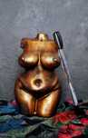 Duża kobieta w metalicznym złocie ognistym, 14 cm, rzeźba z gipsu