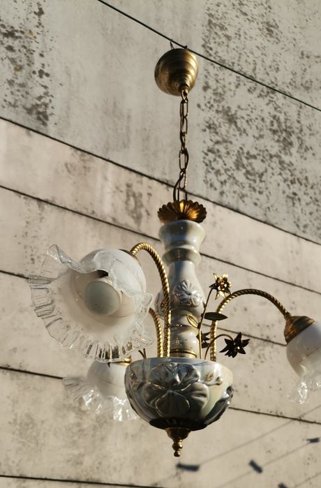 Candeeiro aplicação ao teto, estrutura em latão e cerâmica