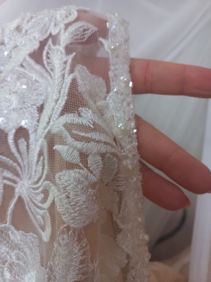 Suknia ślubna z brokatem