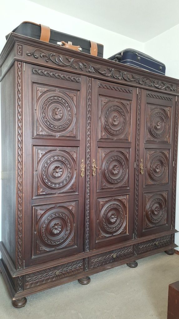 Roupeiro antigo de quarto em madeira maciça