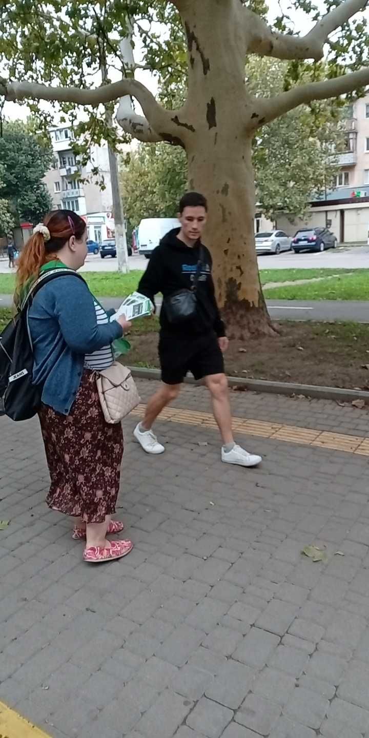 Промоутер раздача флаеров
